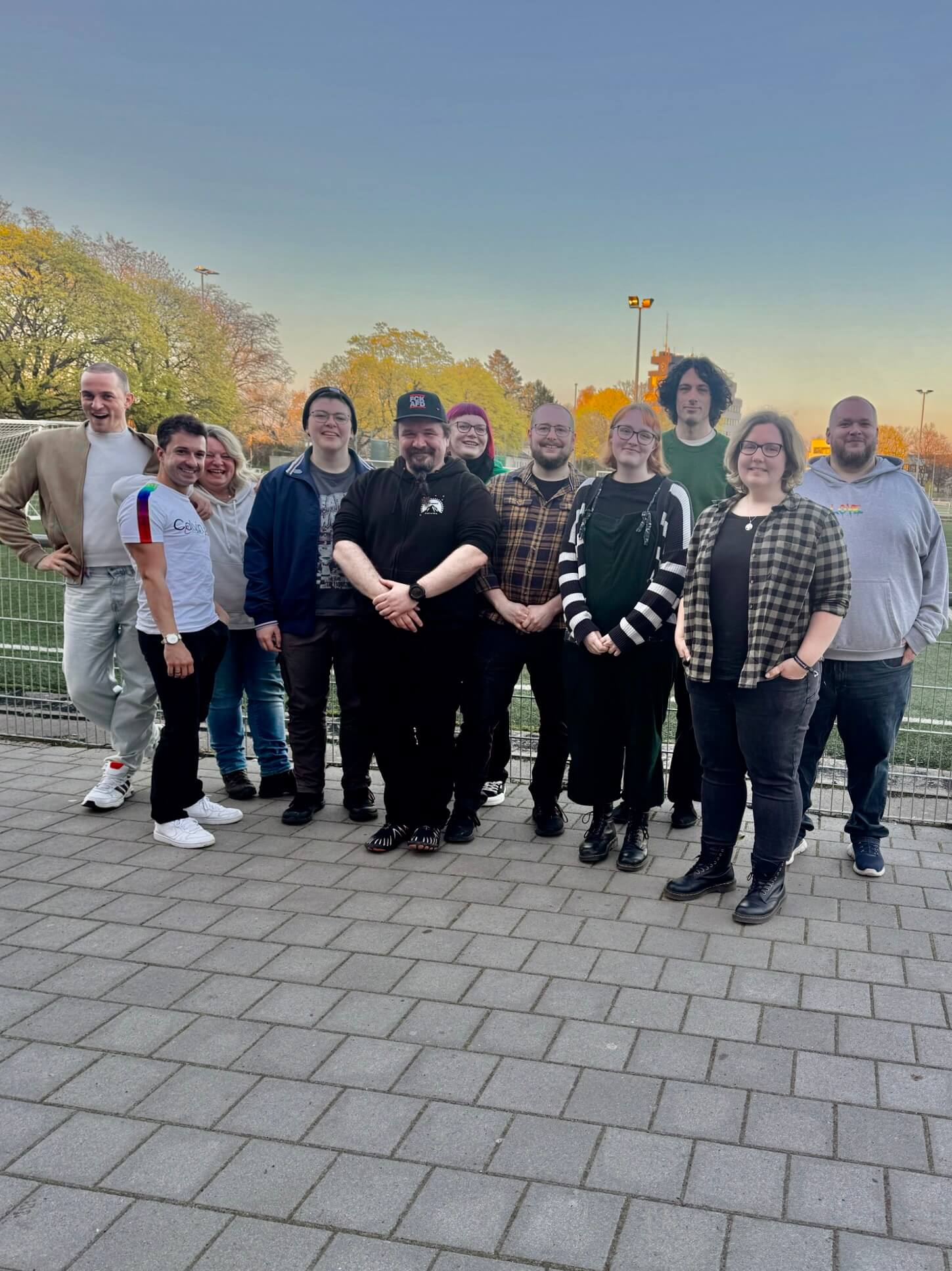 Mehrere Menschen auf einem Sportplatz. Organisation des CSD Ahrensburg