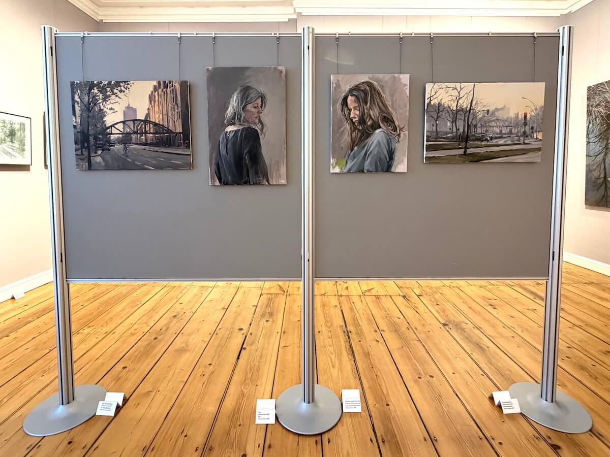Vier Gemälde an zwei Stellwänden. Hamburg-Impressionen und zwei Frauen – Lars Möller – Wesentliches. Ausstellung, Schloss Ahrensburg