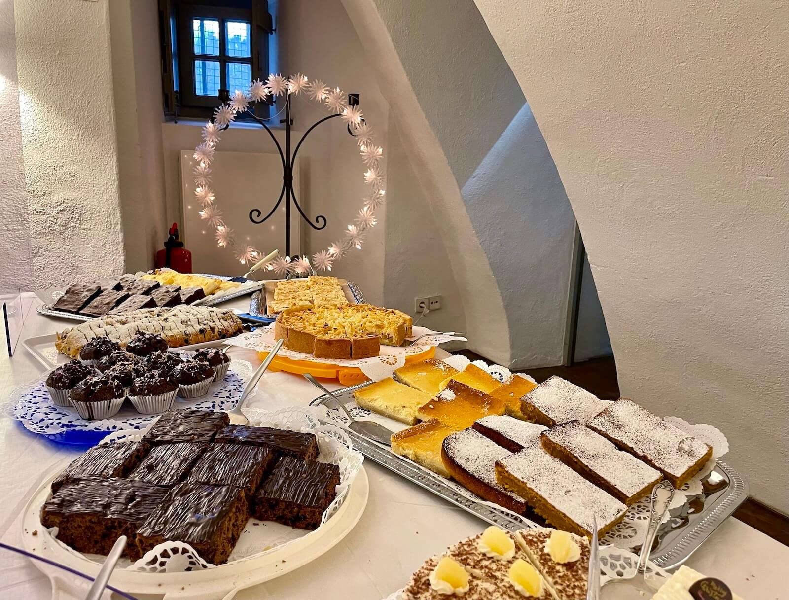 Ein Tisch mit verschiedenen Kuchen
