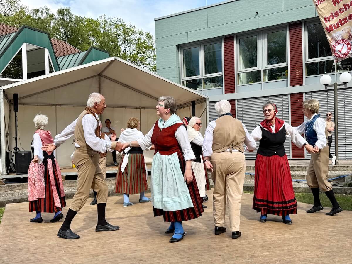 Folkloretanzgruppe in Trachten. De verdreihten Överpedder, SSC Hagen Ahrensburg