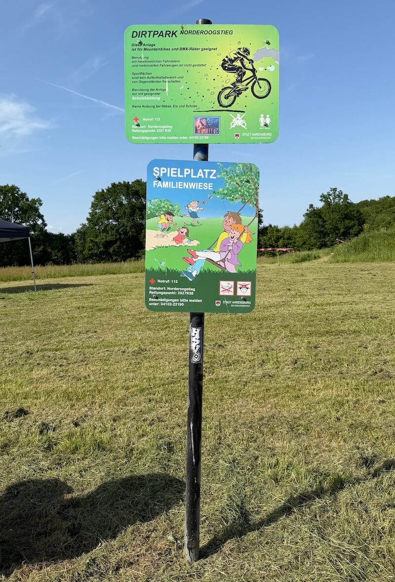 Schild auf einer Wiese: Familienwiese Gartenholz Ahrensburg