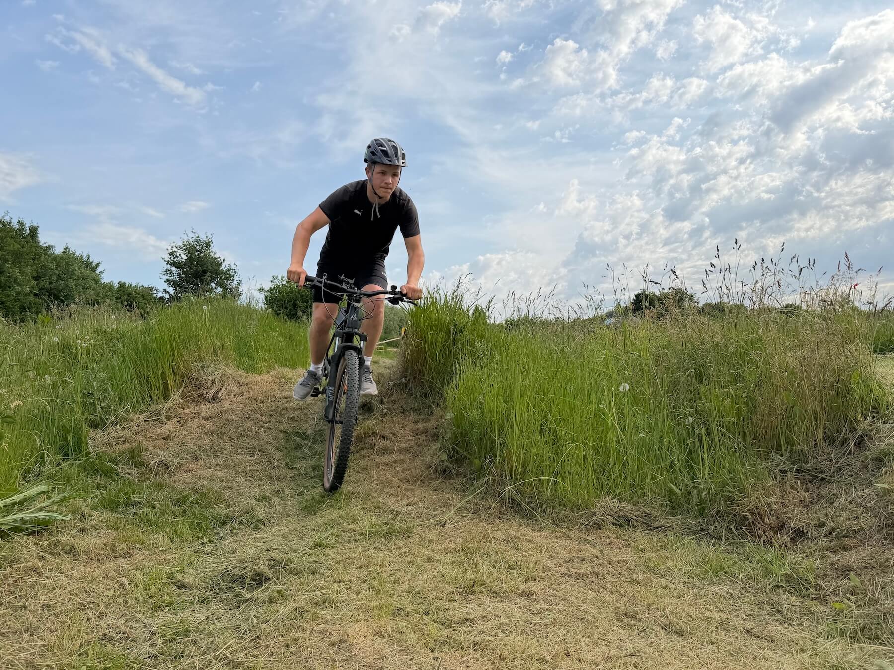 Junger Mann auf einem Mountain-Bike im Gelände
