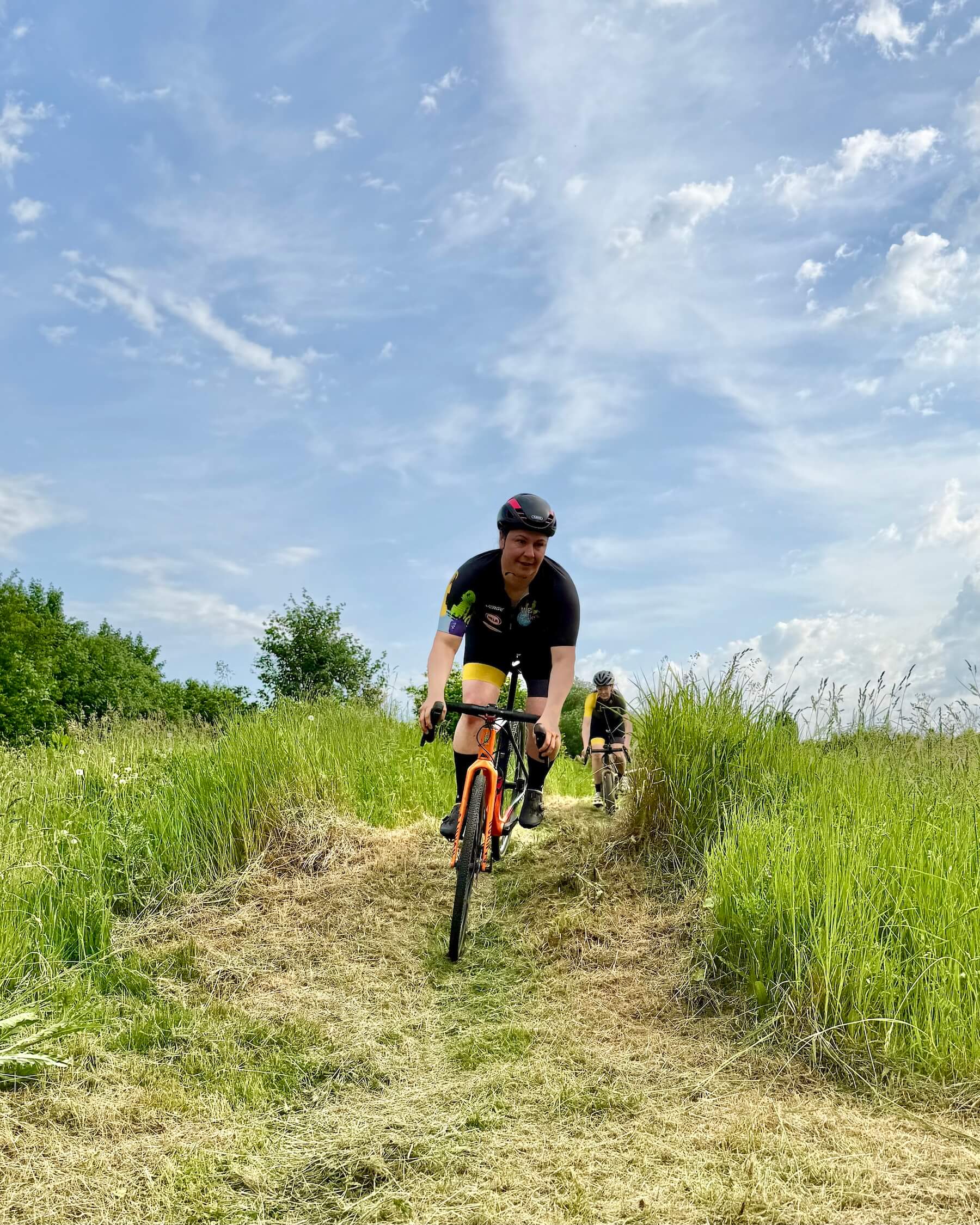 Frau im Gelände mit Crossrad