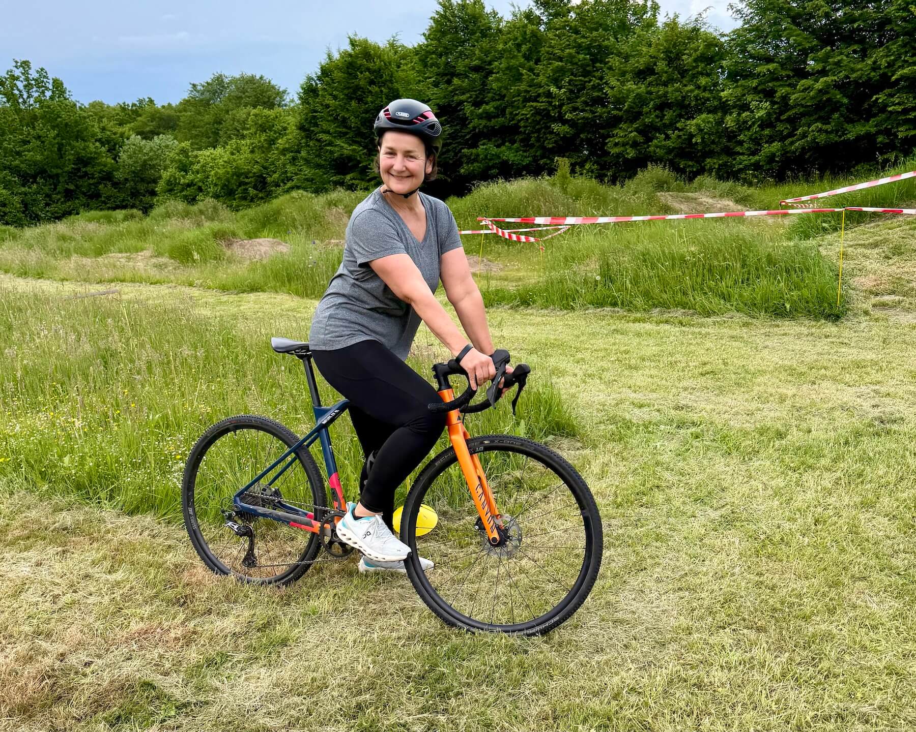 Eine Frau auf einem Crossrad im Gelände