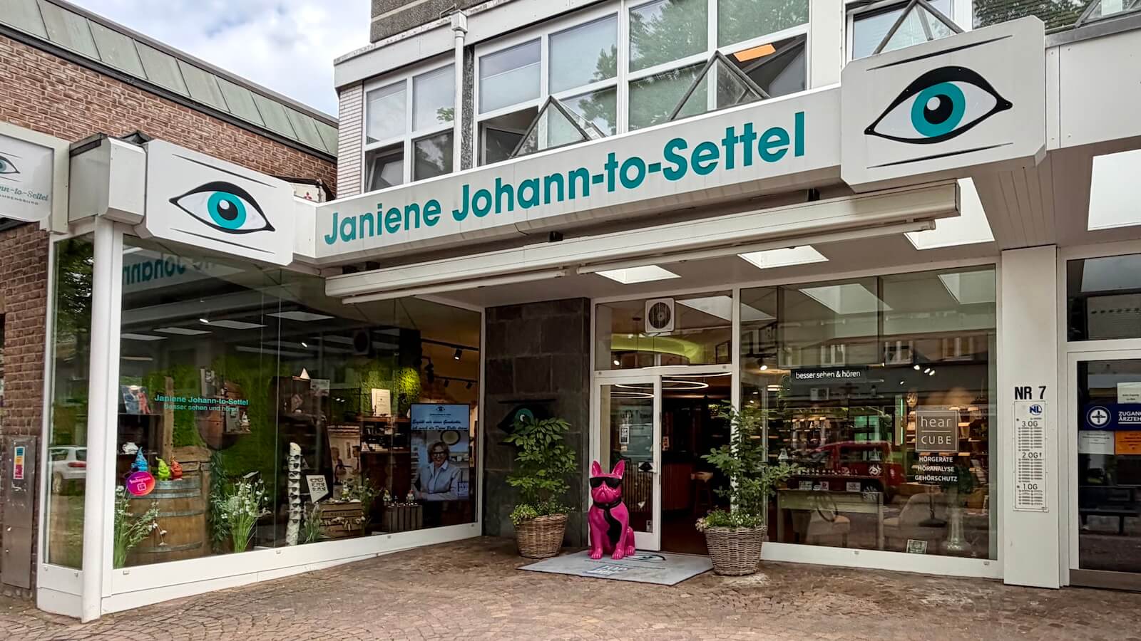 Schaufenster eines Brillenfachgeschäftes mit dem Namen Janiene Johann-to-Settel