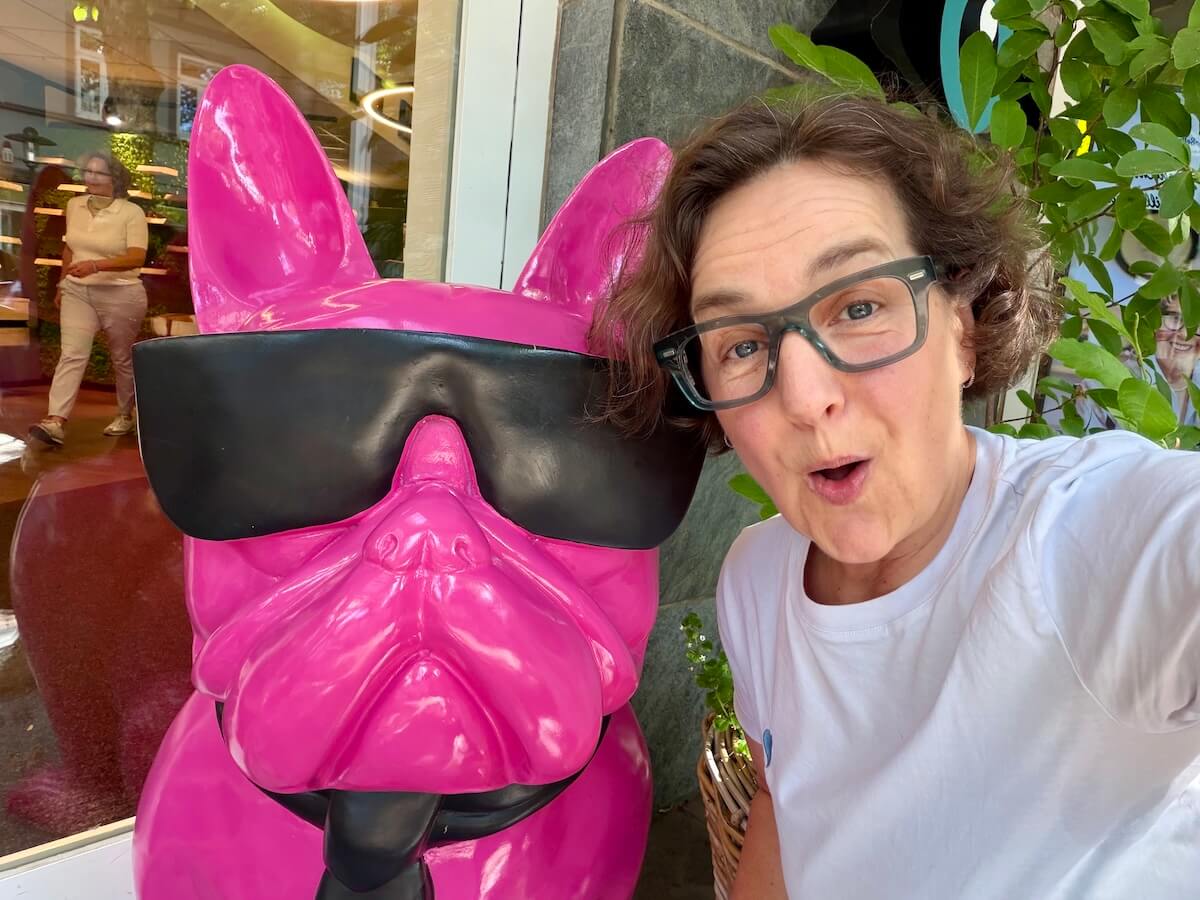 Hund aus Plastik und eine Frau mit Brille vor dem Brillengeschäft Janiene Johann-to-Settel