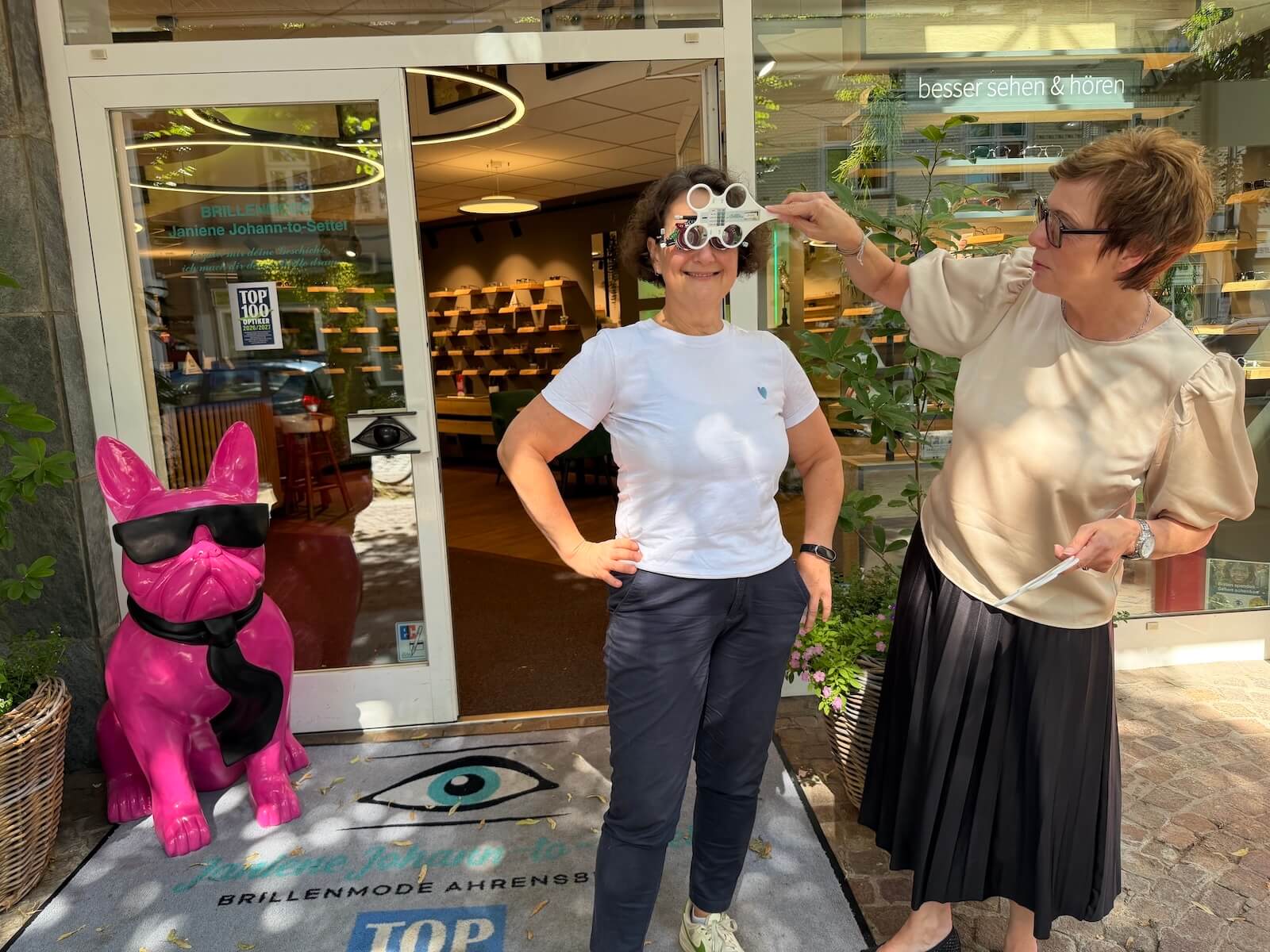 Zwei Frauen vor einem Optikergeschäft