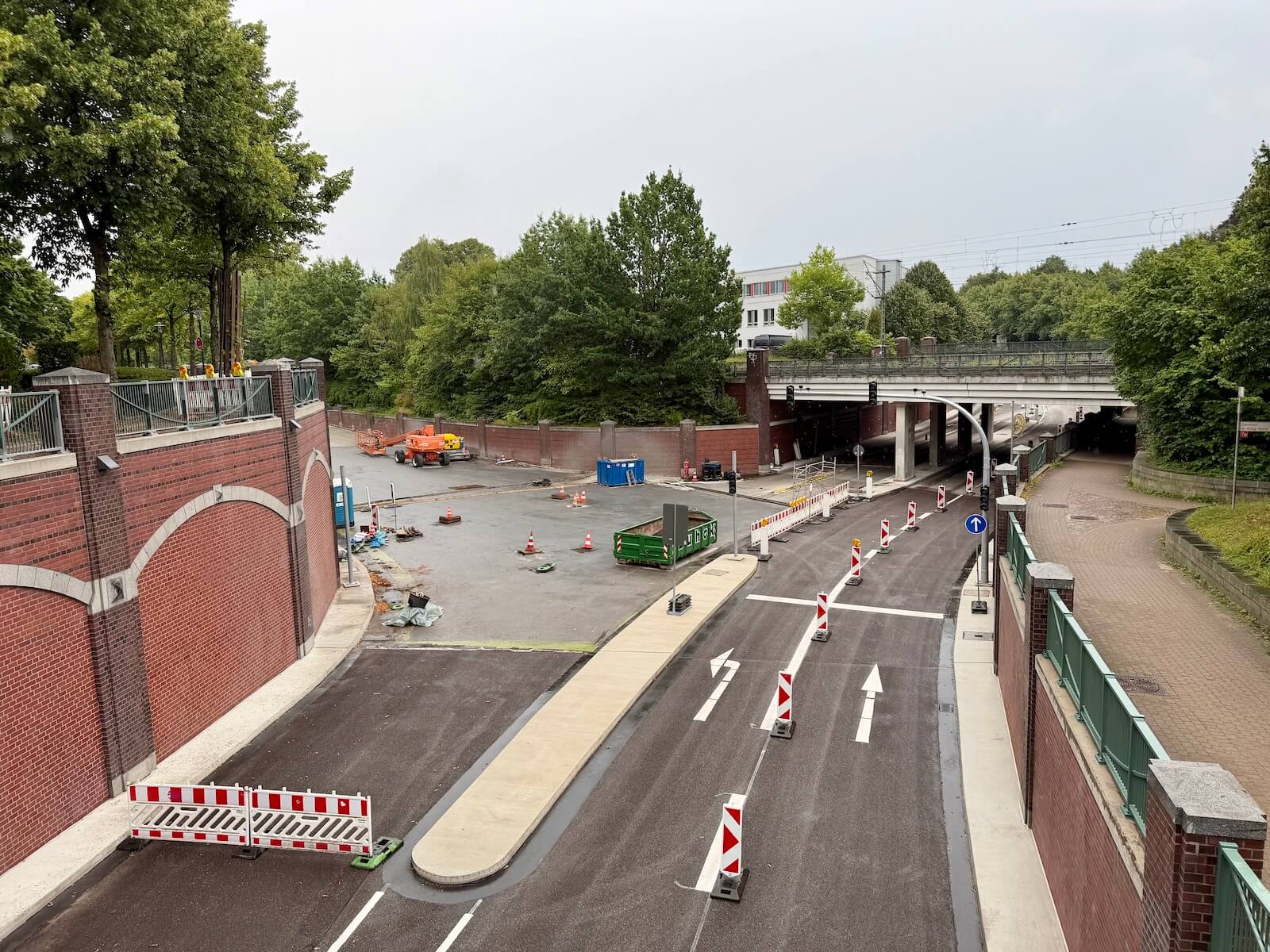 Kreuzung in einem Straßentrog in Ahrensburg mit Baustelle