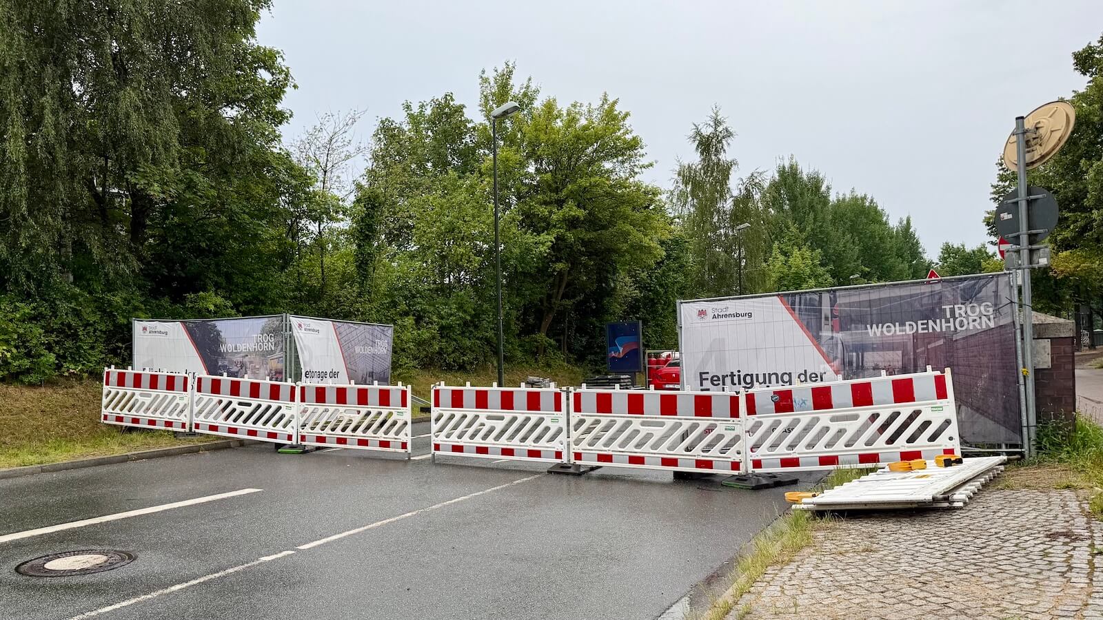 Straßensperrung mit Barken