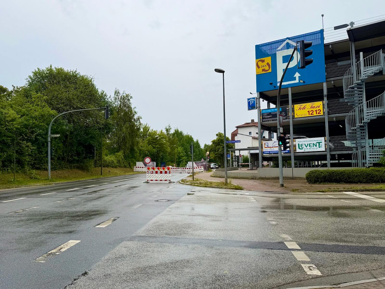 Kreuzung mit Parkhaus in Ahrensburg