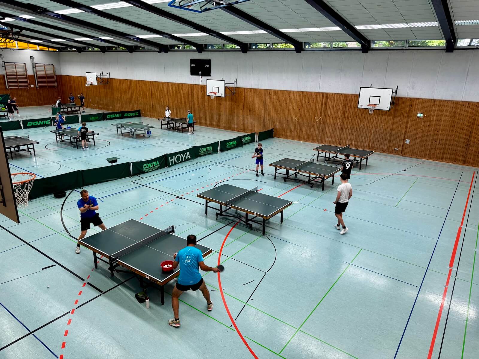 Sporthalle mit Tischtennisplatten. Kids Team Cup 2026
