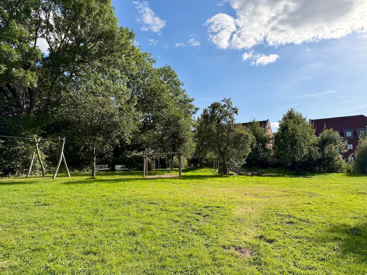 ObstbÀume auf einer Wiese mit Spielplatz