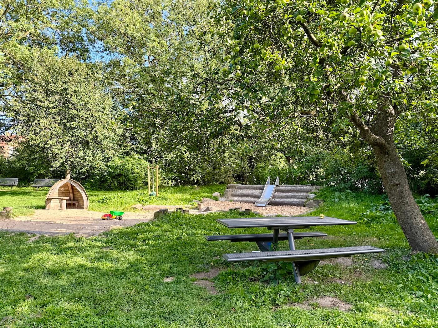 Spielplatz Obstwiese Ahrensburg, Rutsche, Spielhaus, Tisch und Bank