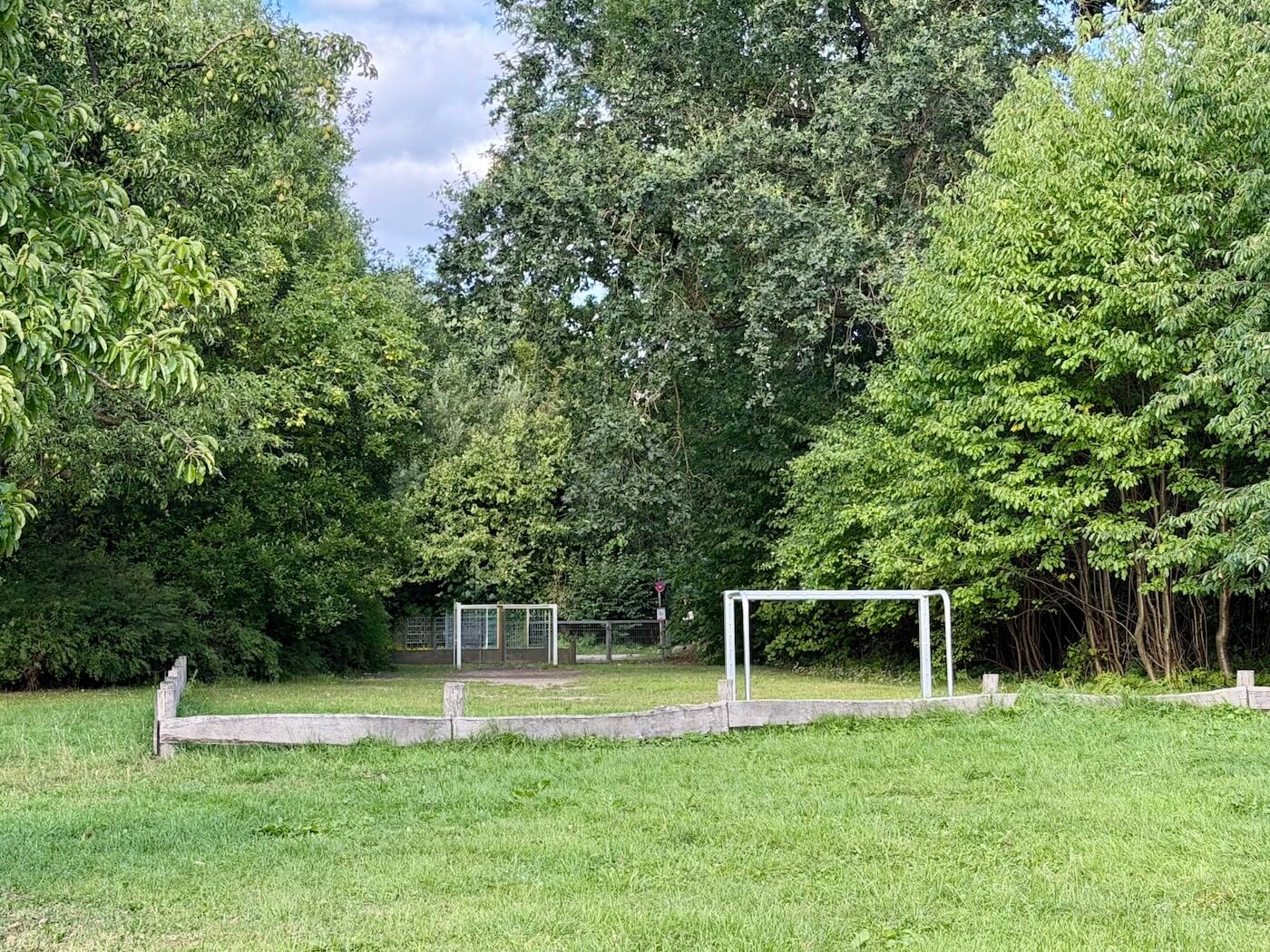 Bolzplatz auf einer Wiese, Spielplatz Obstwiese Ahrensburg