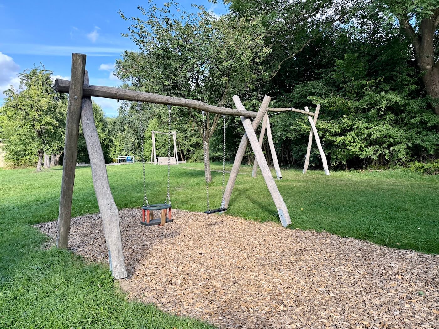 Schaukeln auf einem Spielplatz