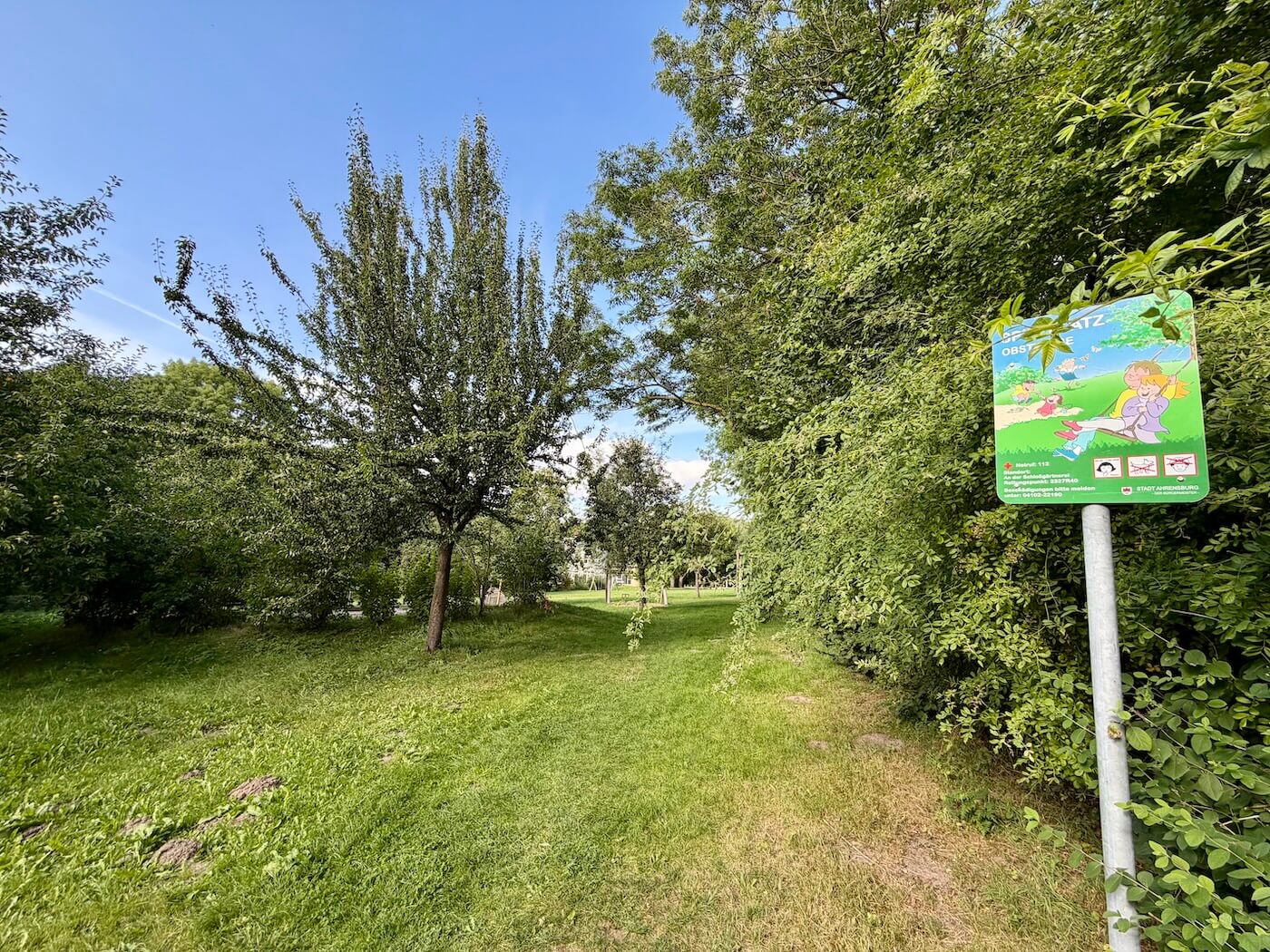 Spielplatz Obstwiese Ahrensburg, Schild und BĂ€ume