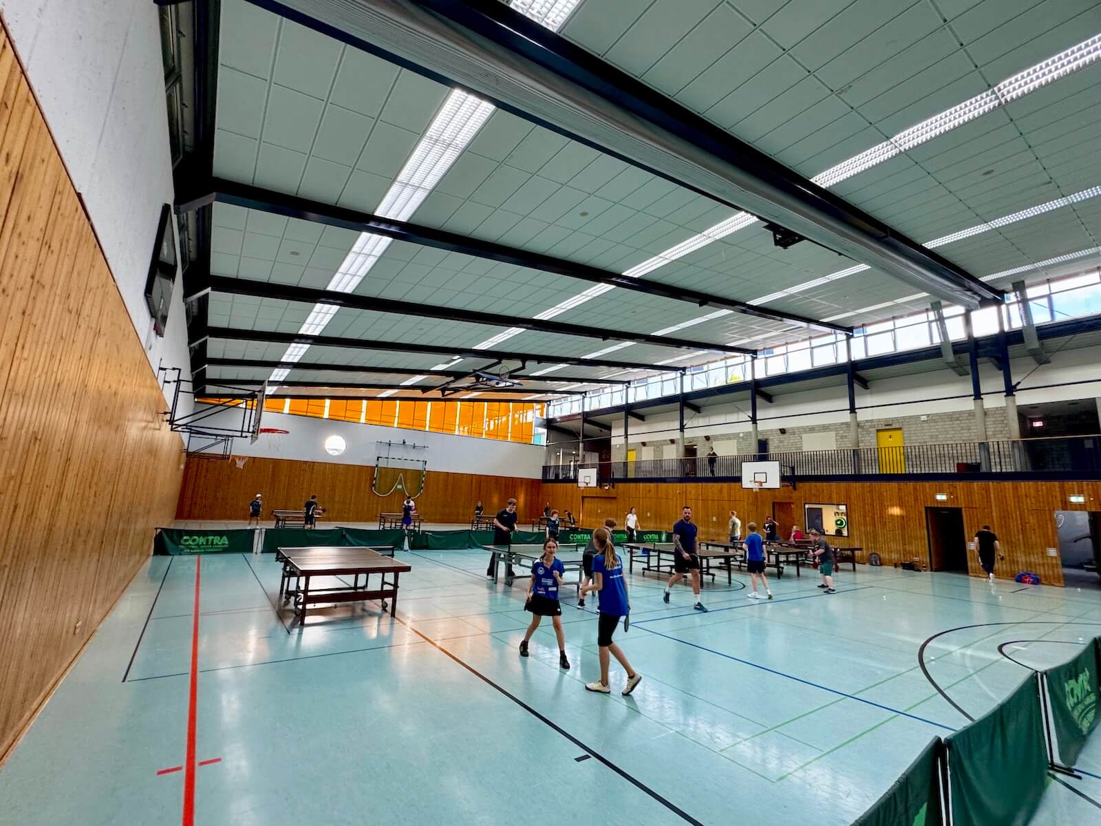 Sporthalle mit Tischtennis-Platten