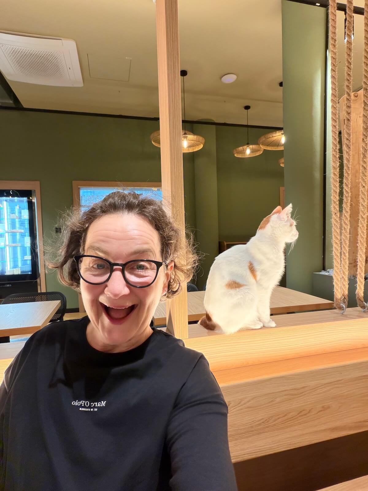 Nicole vom Ahrensburg Blog neben Katze Eppi vom Katzentempel Holstenwall