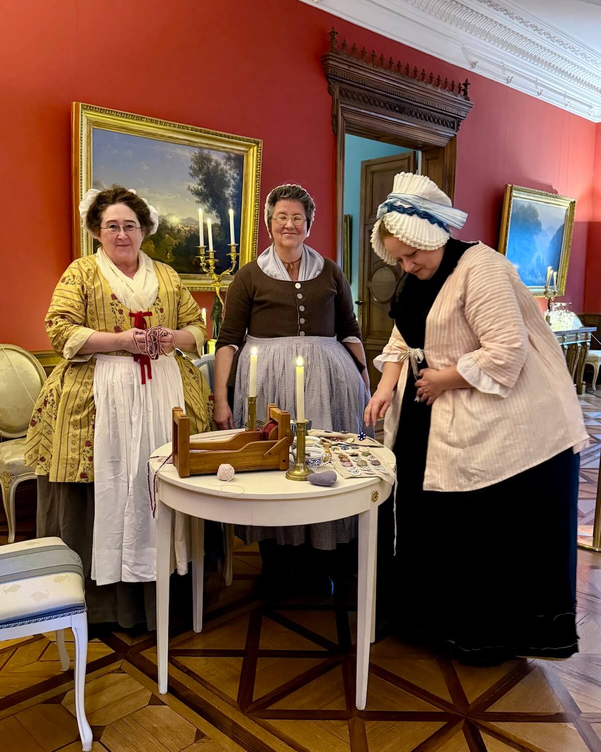 Drei historisch gekleidete Damen Schloss Ahrensburg