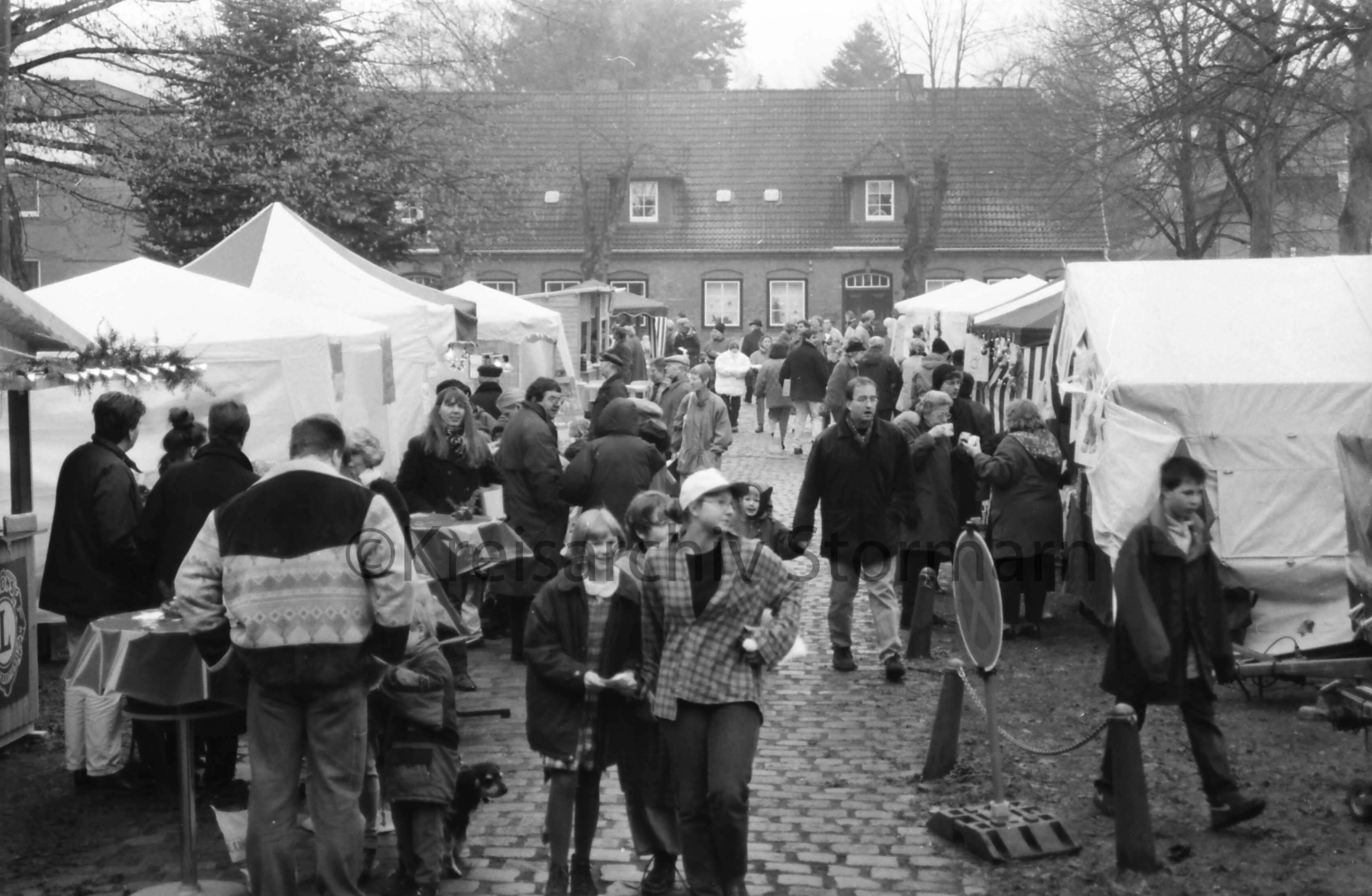 Menschen auf einem Weihnachtsmarkt zwischen Zelten